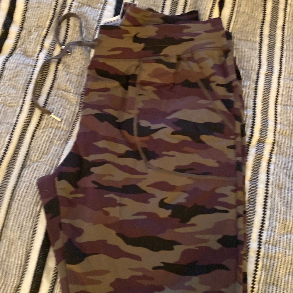 Zyia camo Joggers size xxl fits like 14 per zyia size charts